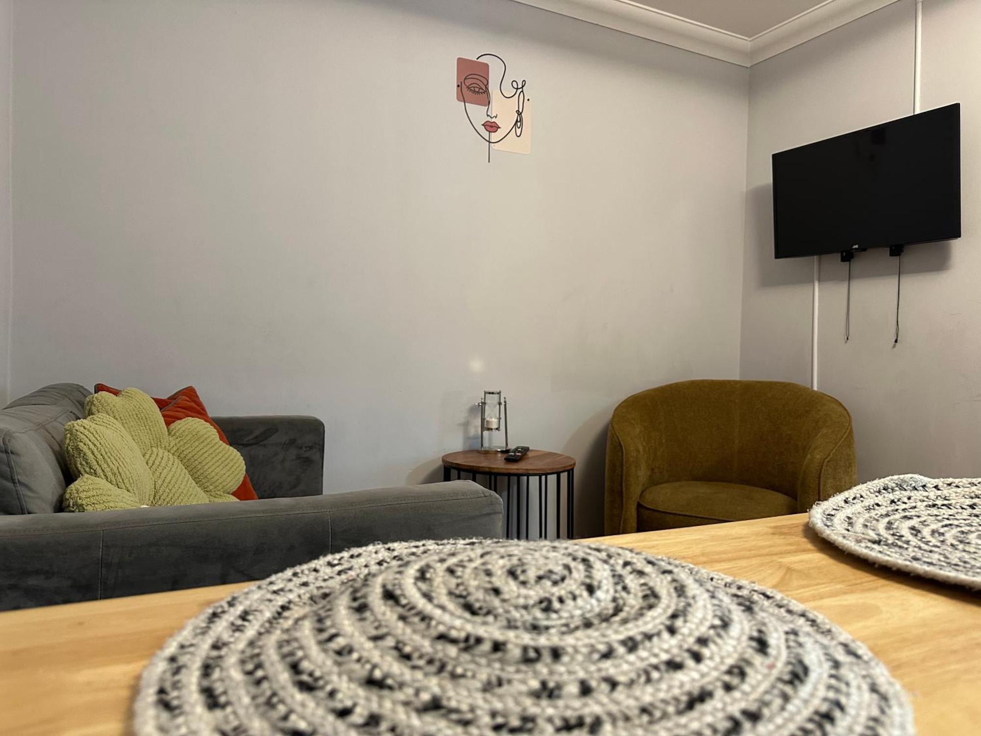 Private Main Door Lovely 2 Bedroom Apartment — Photos 1