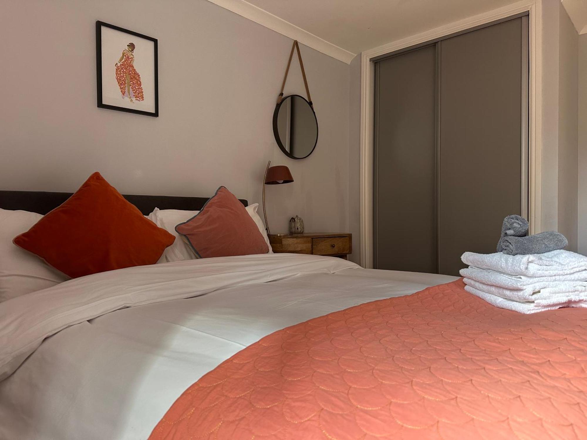 Private Main Door Lovely 2 Bedroom Apartment — Photos 2